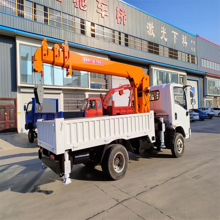 西乌珠穆沁旗三轮随车吊定制 农用改装机自备吊中瑞长期出售